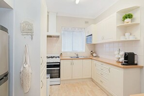 Jääkaappi, mikroaaltouuni, liesi, kahvin-/teenkeitin