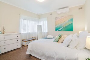 2 makuuhuonetta, työpöytä, silitysrauta/-lauta, vauvan matkasänky