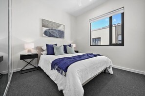 2 chambres, bureau, fer et planche à repasser, lit de bébé portatif