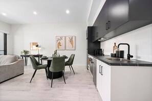 Réfrigérateur, micro-ondes, four, plaque de cuisson