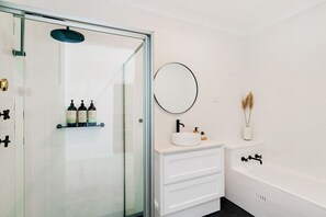 Bathtub, hair dryer - Maison La Plage Brighton (Brighton)
