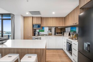 Jääkaappi, mikroaaltouuni, uuni, liesi