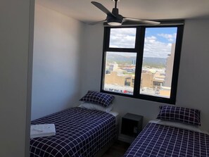 2 عدّة غرف نوم ومكواة/لوح كي وسرير سفر وواي فاي