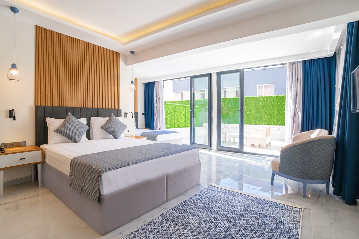 Suite Familiale, 1 chambre, non-fumeurs, vue ville | 2 chambres, ameublement personnalisé, bureau