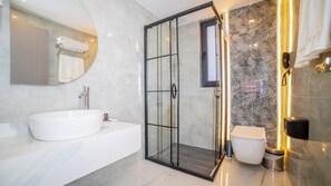 Deluxe Room, 2 Bedrooms, Non Smoking, No Windows | Bathroom