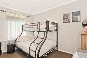 2 Schlafzimmer, Schreibtisch, Bügeleisen/Bügelbrett, Reisekinderbett