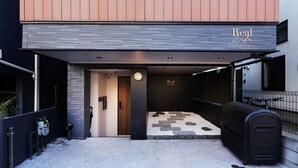 Un bâtiment moderne doté d’une façade en bois et d’une enseigne sur laquelle on peut lire « Vie réelle ».