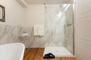 Badewanne, Haartrockner, Bidet, Handtücher