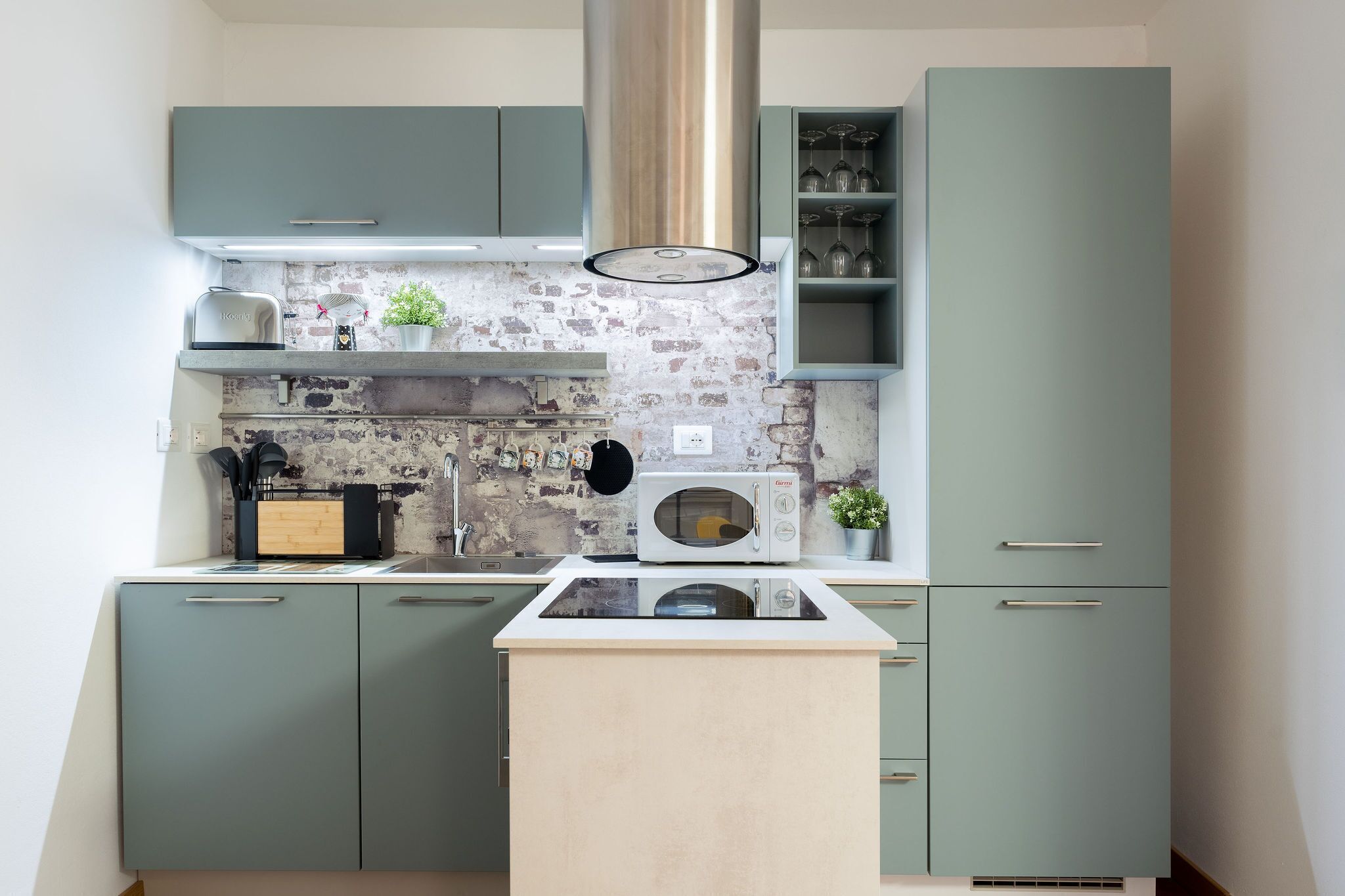 Frigorifero, microonde, forno, piano cottura