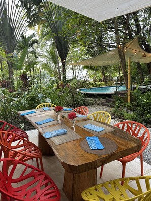Outdoor dining - AMAZING BEACHFRONT HOUSE WITH INCREDIBLE OCEAN VIEW AND POOL (Playa Carmen mal pais)