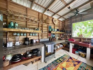 ثلاجة، �فرن، موقد طهي مسطح، ماكينة لصنع القهوة/الشاي