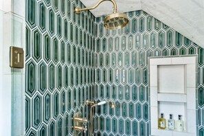 Dusche, Haartrockner, Bidet
