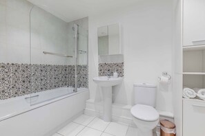 Badewanne, Haartrockner, Handtücher