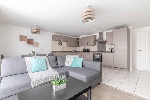 2 BDR Apartment in Slough| Parking - By Tempstay