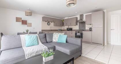 2 BDR Apartment in Slough| Parking - By Tempstay