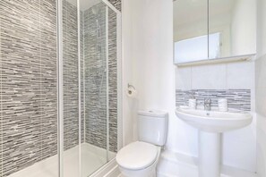 Baignoire, séchoir à cheveux, serviettes fournies