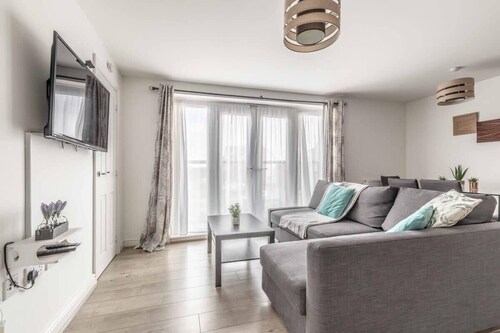 2 BDR Apartment in Slough| Parking - By Tempstay