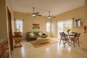 Junior Suite | Living area | 40-inch Smart TV with digital channels, TV - Hidden Jewel Boutique Hotel (San Pedro)