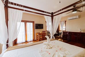 Deluxe Room | Egyptian cotton sheets, premium bedding, in-room safe - Hidden Jewel Boutique Hotel (San Pedro)