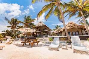 On the beach, white sand, beach bar - Hidden Jewel Boutique Hotel (San Pedro)