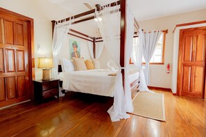 Deluxe kamer | Lakens van Egyptisch katoen, luxe beddengoed, een kluis op de kamer