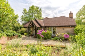 House, Multiple Beds | Exterior - Luxury Chilterns Hideaway, Easy Access to London (Reading)