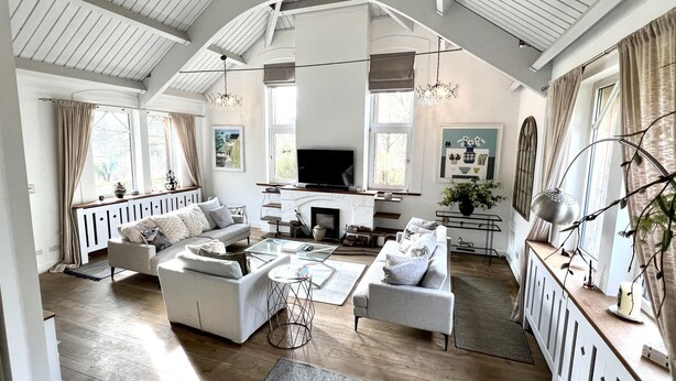 A spacious living room with a fireplace, sofas, and a television. - Luxury Chilterns Hideaway, Easy Access to London (Reading)