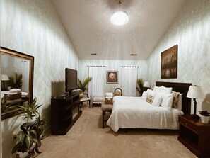 5 bedrooms, desk, iron/ironing board, free WiFi - ZenCaza: Perfect Blend of Retreat and Getaway-Prime 5-Bed with Lux King Ensuite (Jamestown)