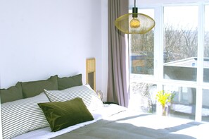 2 makuuhuonetta, työpöytä, silitysrauta/-lauta, vauvan matkasänky