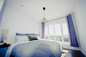 2 soverom, skrivebord, strykejern/-brett og reiseseng for barn