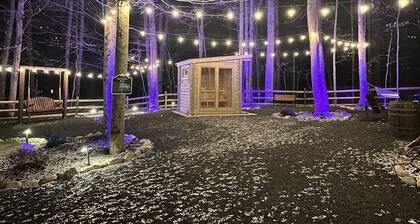 Spacious and cozy pet friendly chalet w/ hot tub & garden sauna