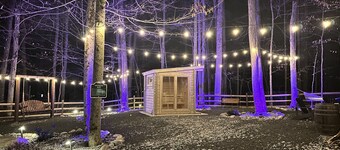 Spacious and cozy pet friendly chalet w/ hot tub & garden sauna