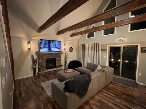 Spacious and cozy pet friendly chalet w/ hot tub & garden sauna