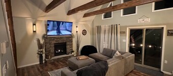 Spacious and cozy pet friendly chalet w/ hot tub & garden sauna