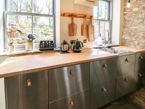 Fridge, dishwasher, electric kettle, toaster - Burnt Mill Cottage (Sedbergh)