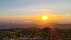 Vista panorámica de un paisaje montañoso al atardecer.