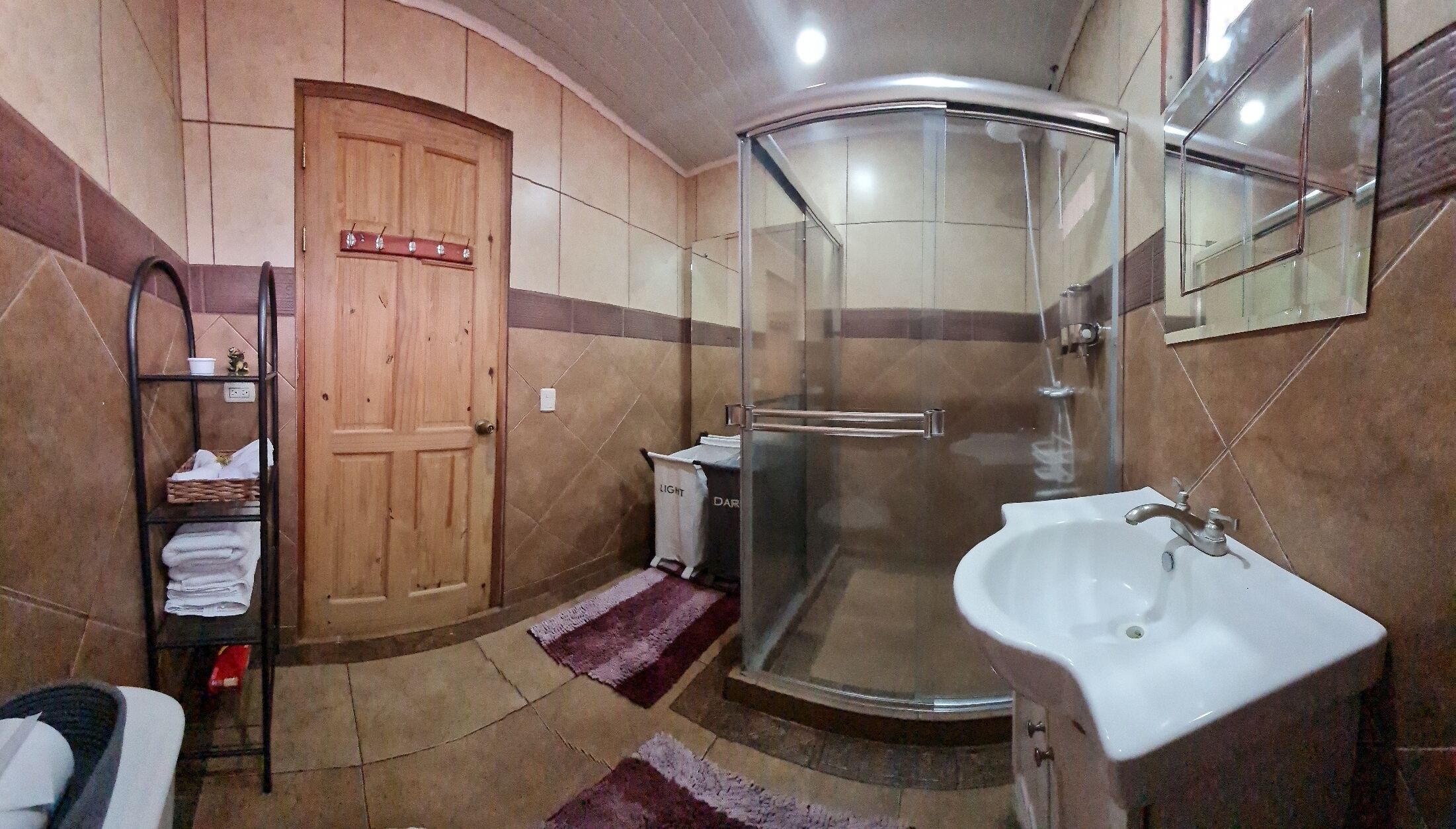 Regadera, toallas, jabón, papel de baño 