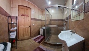 Douche, serviettes fournies, savon, papier toilette