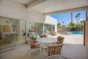 Outdoor dining - Beautiful mid century gem, great views.  Movie star living (Palm Springs)