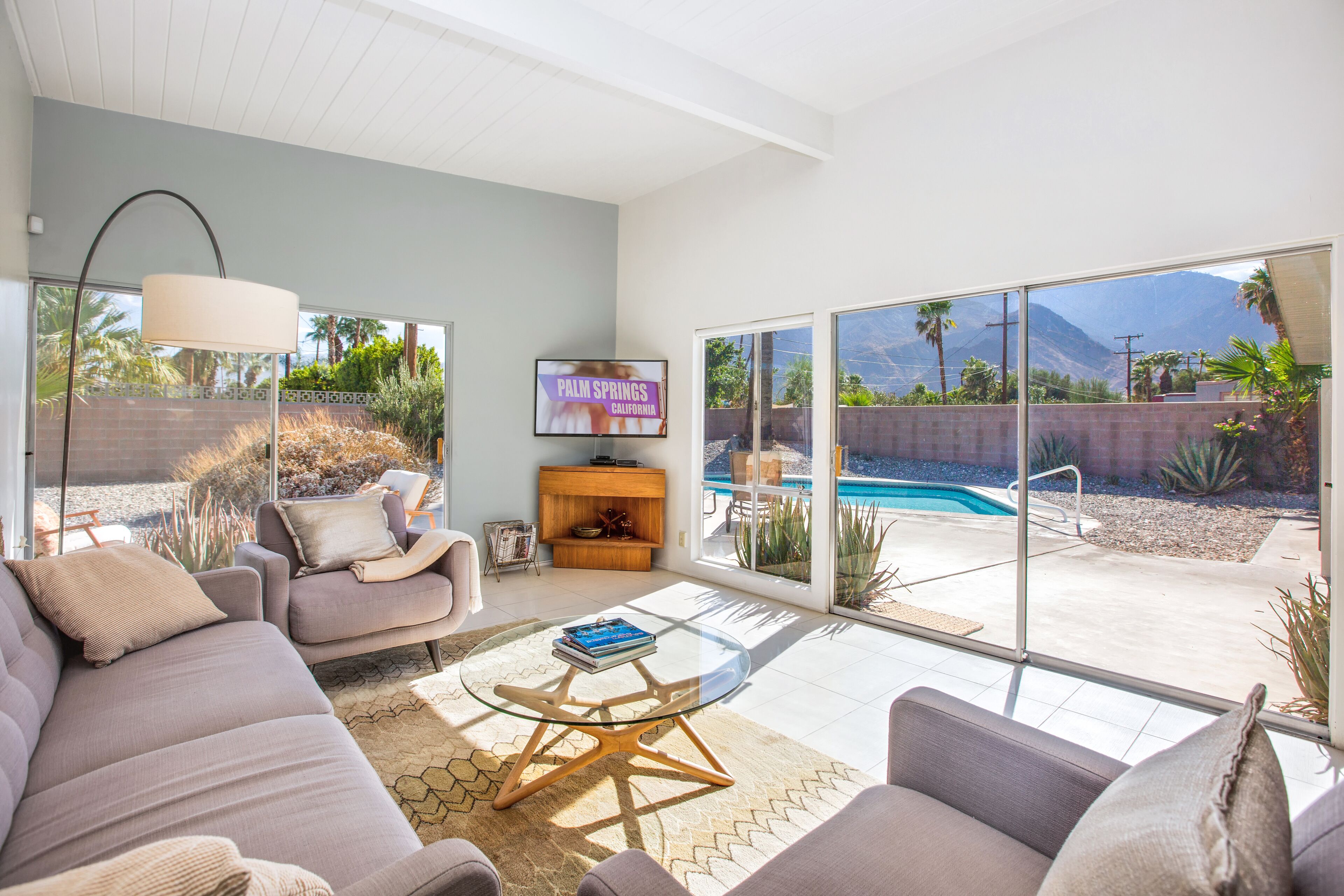 Een smart-tv, een open haard, een dvd-speler en een tafeltennistafel