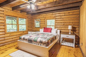 2 bedrooms, WiFi, bed sheets - New Cabin walking distance to Lake Lure Beach and minutes from Chimney Rock.  (Lake Lure)