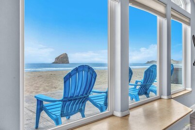 Beachfront Home with a Deck on the Beach! Pet Friendly Home, Gated Community.