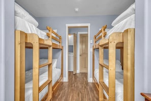 3 habitaciones, escritorio, tabla de planchar con plancha y wifi gratis