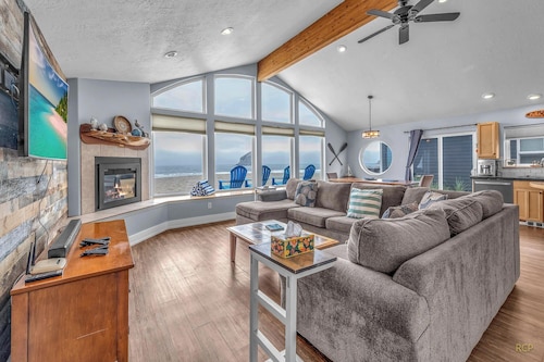 Beachfront Home with a Deck on the Beach! Pet Friendly Home, Gated Community.
