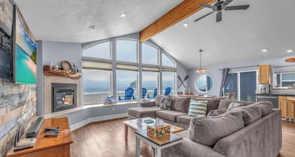 Beachfront Home with a Deck on the Beach! Pet Friendly Home, Gated Community.