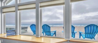 Beachfront Home with a Deck on the Beach! Pet Friendly Home, Gated Community.