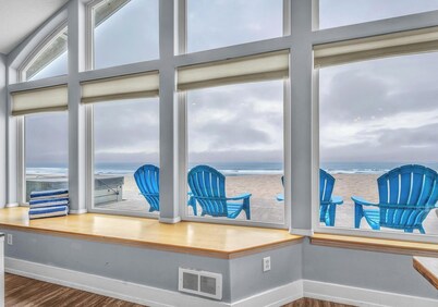 Beachfront Home with a Deck on the Beach! Pet Friendly Home, Gated Community.