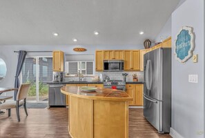 Fridge, oven, stovetop, dishwasher