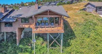 Incredible Ocean/Esturary Views, Large Covered Deck, Community Pool and Hot Tub