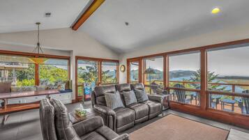 Smart TV, fireplace, DVD player